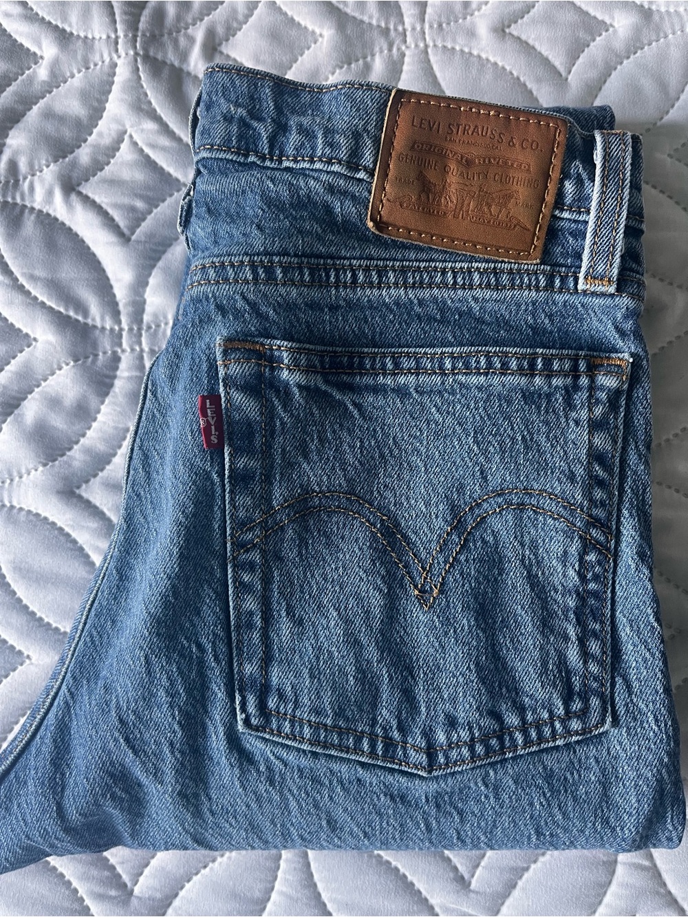 Levi's Women's Straight Leg Jeans in Medium Blue Wash - Picture 3 of 4